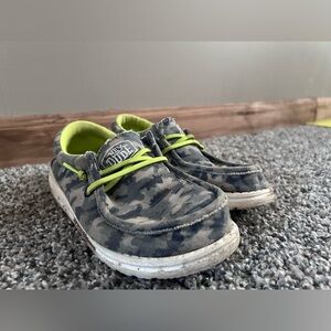 Boys size Youth 2 Camo Hey Dudes